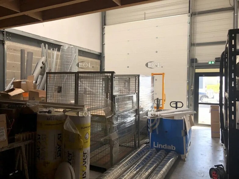 Flex in Saint-Priest for lease - Interior Photo - Image 3 of 9