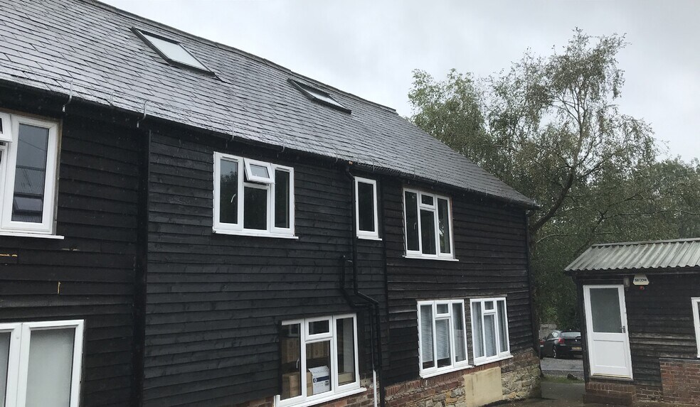 Croombe Hill Rd, East Grinstead à louer - Photo du bâtiment - Image 2 de 2