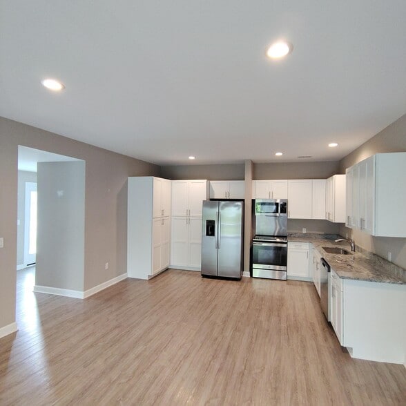 26700 Orchard Lake Rd, Farmington Hills, MI for sale - Building Photo - Image 2 of 17