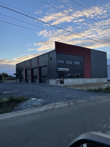 21A-21B Rue Des Metiers, Lavaltrie, QC à louer - Photo du bâtiment - Image 3 de 4