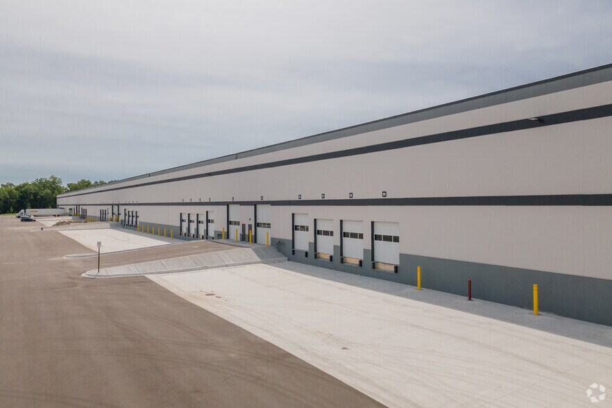 42000 Ecorse Rd, Van Buren Township, MI à louer - Photo du bâtiment - Image 2 de 5
