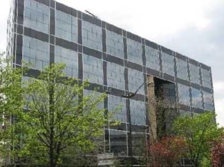 106 Avenue Albert 1er, Rueil-Malmaison à louer - Photo du bâtiment - Image 2 de 8