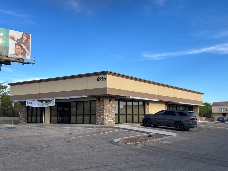 6955 N Mesa St, El Paso, TX à louer - Photo du bâtiment - Image 2 de 3