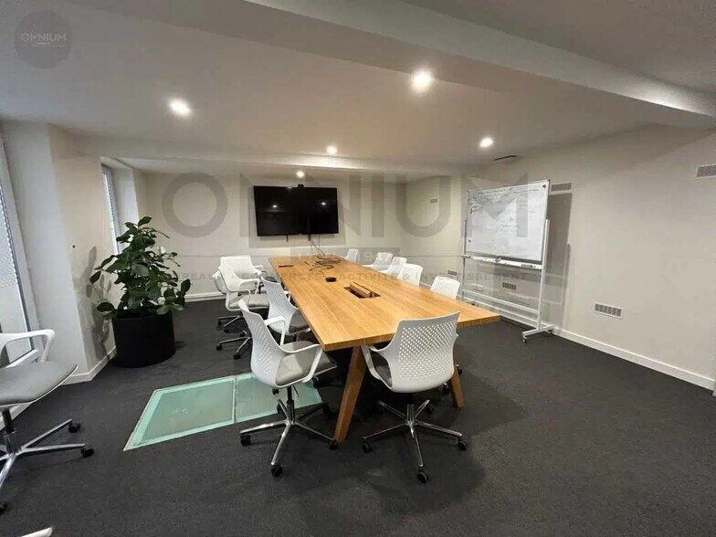 Office in Lyon for lease - Building Photo - Image 3 of 13