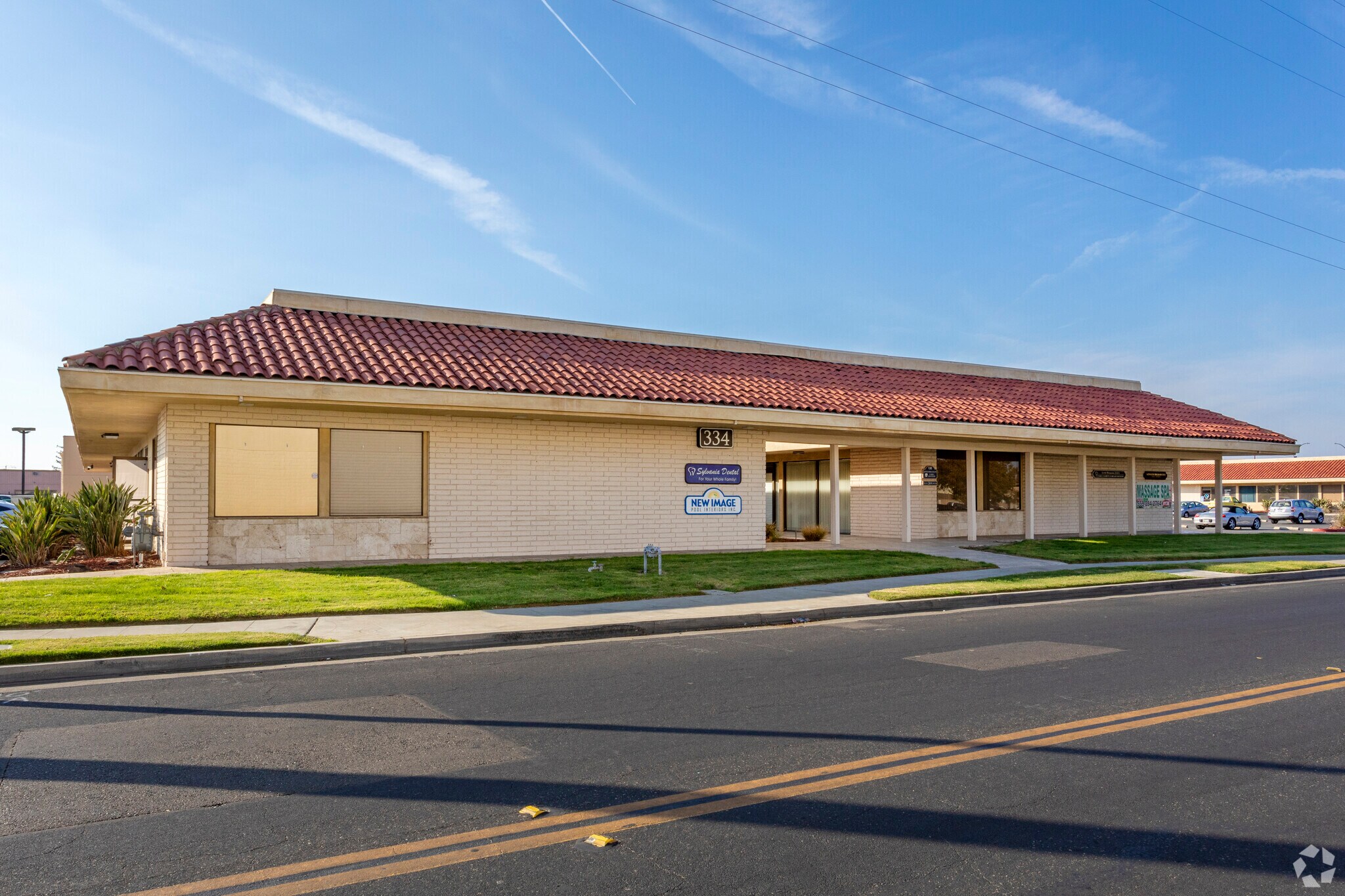 334 Shaw Ave, Clovis, CA à louer Photo principale- Image 1 de 8