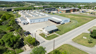 3090 W San Antonio St, New Braunfels TX - Entrepôt