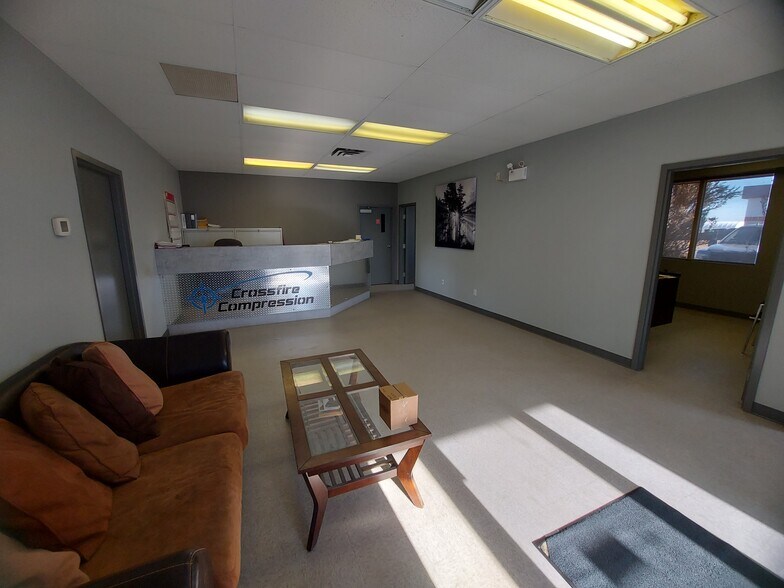 27123 Hwy 597, Lacombe County, AB à louer - Photo du bâtiment - Image 2 de 24