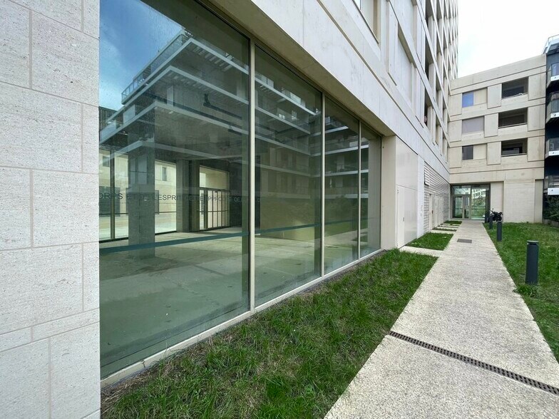 Retail in Bordeaux for lease - Building Photo - Image 2 of 10