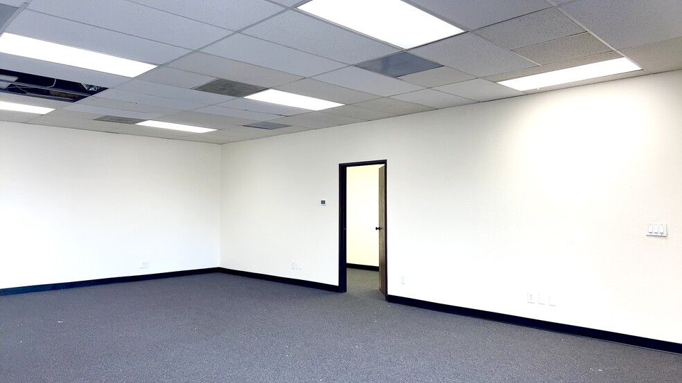 1200-1242 N San Dimas Canyon Rd, San Dimas, CA for lease - Interior Photo - Image 2 of 11