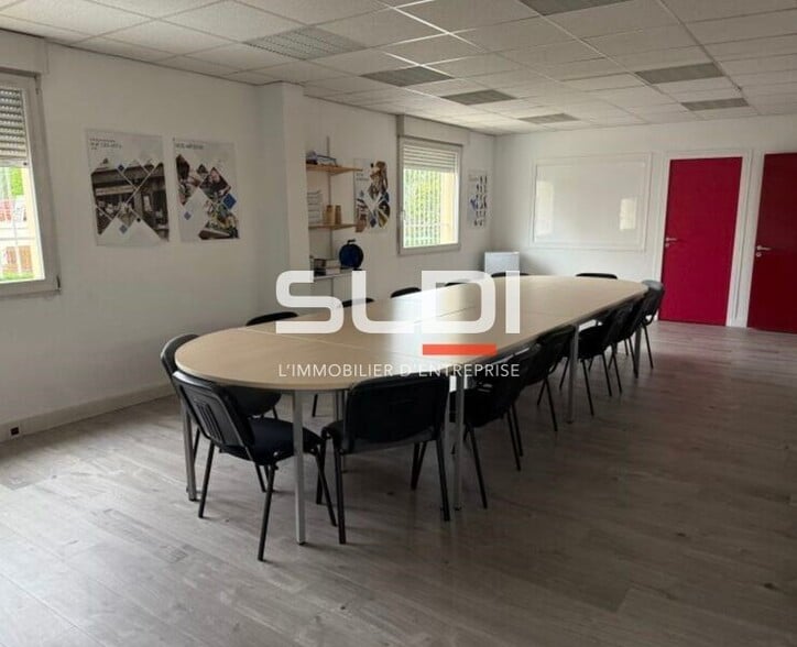 Flex in Lyon for lease - Interior Photo - Image 1 of 5