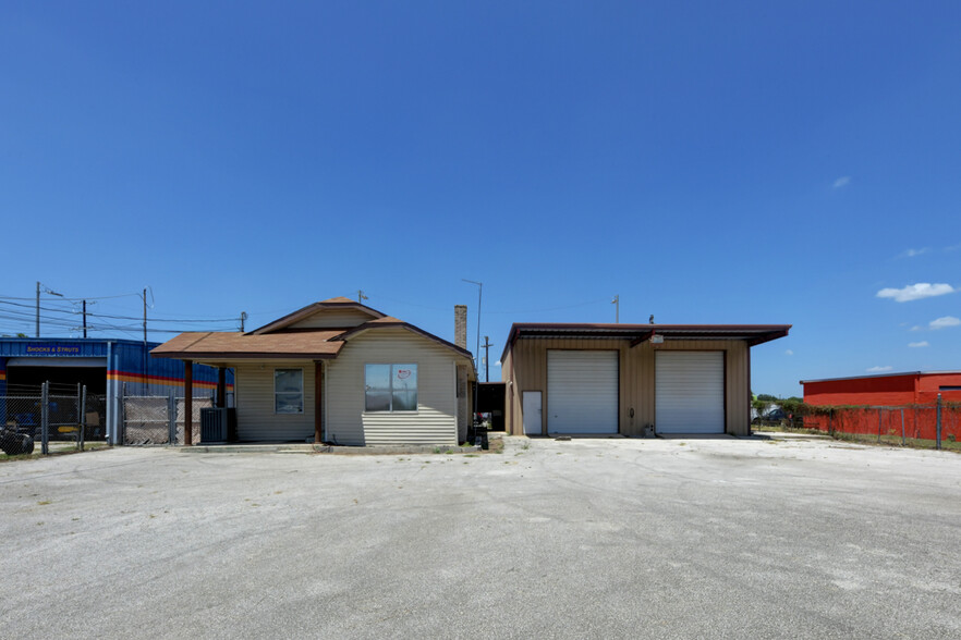 113 W Lindbergh Blvd, Universal City, TX for sale - Building Photo - Image 1 of 22