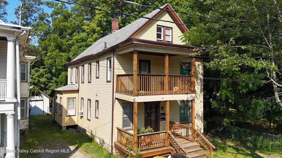 8 MultiFamily Properties portefeuille de 8 propriétés à vendre sur LoopNet.ca - Photo du bâtiment - Image 3 de 8