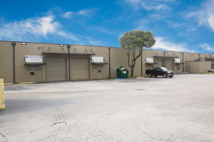 7250-7280 NW 25th St, Miami, FL à louer - Photo du bâtiment - Image 2 de 3