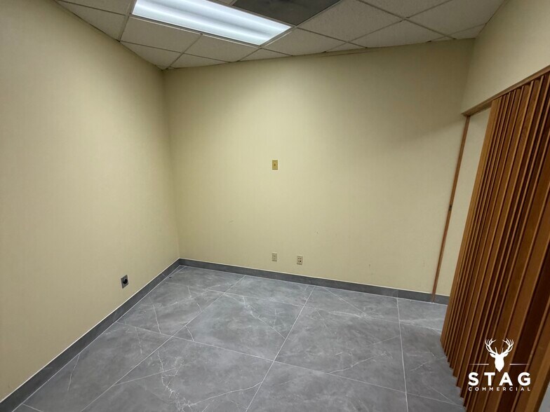 2901 Brown Trl, Bedford, TX à louer - Photo du bâtiment - Image 3 de 10