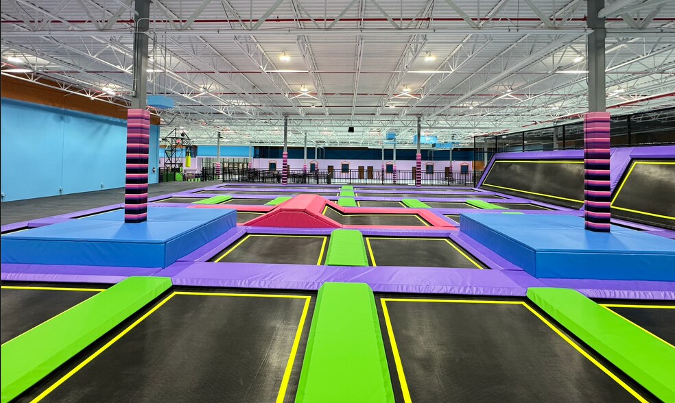 3700 Rivertown Pky SW, Grandville, MI à louer - Photo du bâtiment - Image 2 de 3