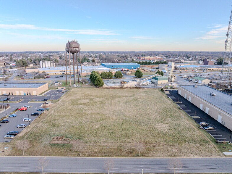 605 Tower Ln, Middletown, DE à louer - Photo du bâtiment - Image 2 de 25