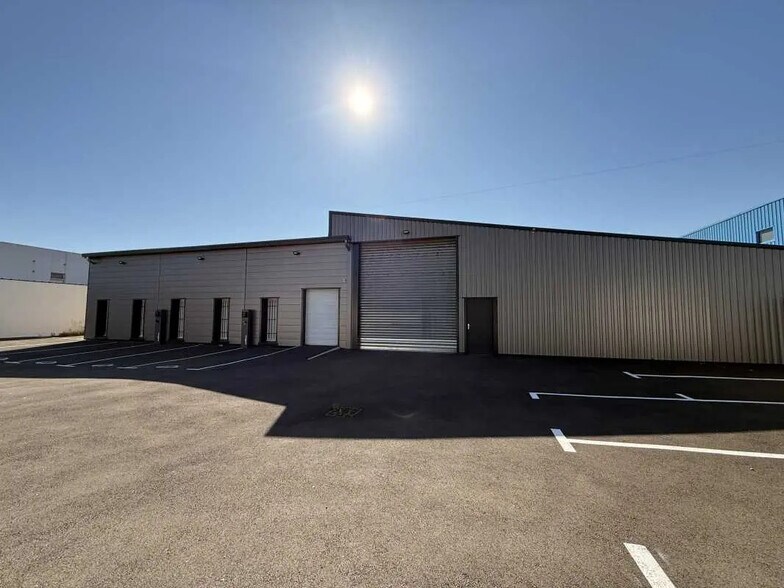 Office in Vaulx-en-Velin for lease - Building Photo - Image 2 of 5