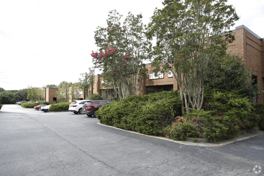 5002 N Royal Atlanta Dr, Tucker, GA for lease - Primary Photo - Image 1 of 4