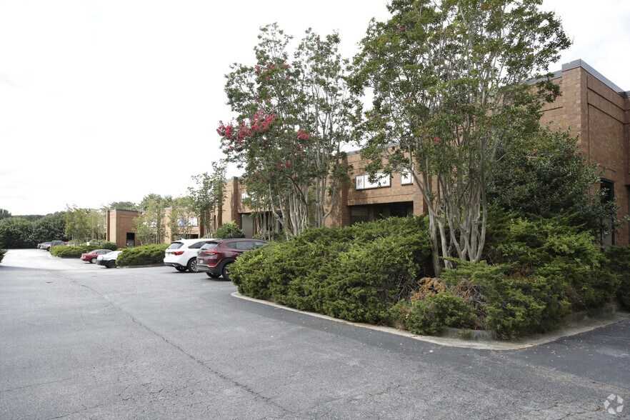 5060 N Royal Atlanta Dr, Tucker, GA à louer - Photo principale - Image 2 de 8