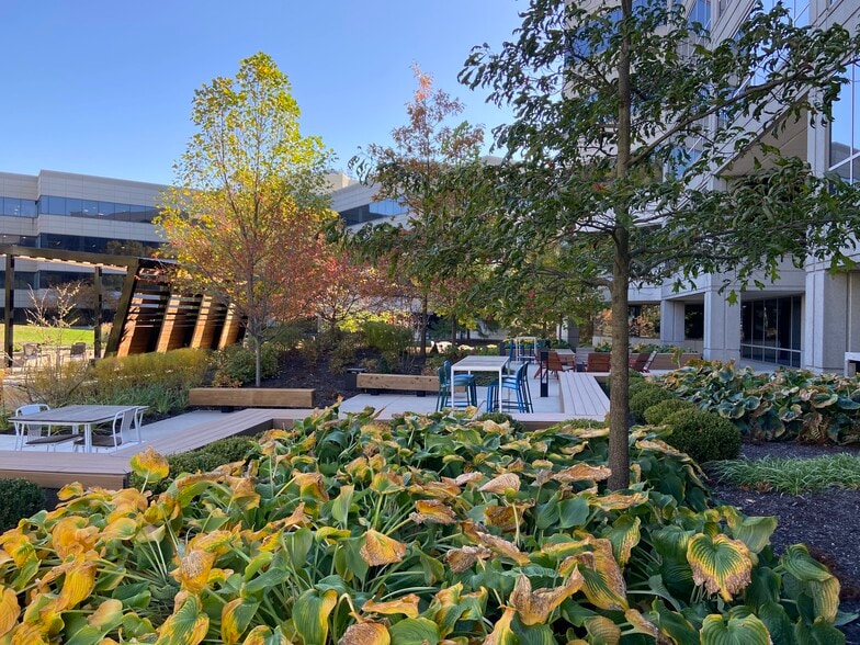 250 E 96th St, Indianapolis, IN à louer - Photo du bâtiment - Image 2 de 6