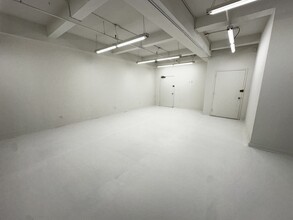 325 W 38th St, New York, NY for lease Interior Photo- Image 2 of 8