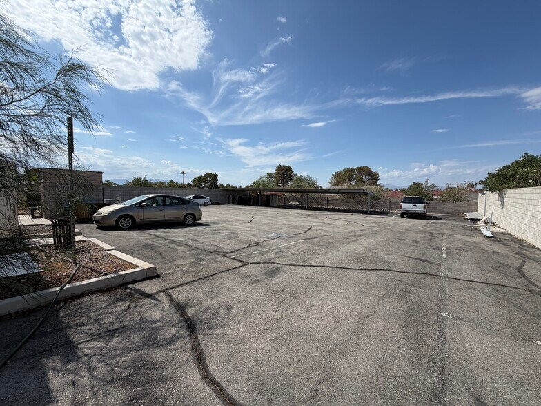 3036 E Russell Rd, Las Vegas, NV à vendre - Photo du bâtiment - Image 3 de 11