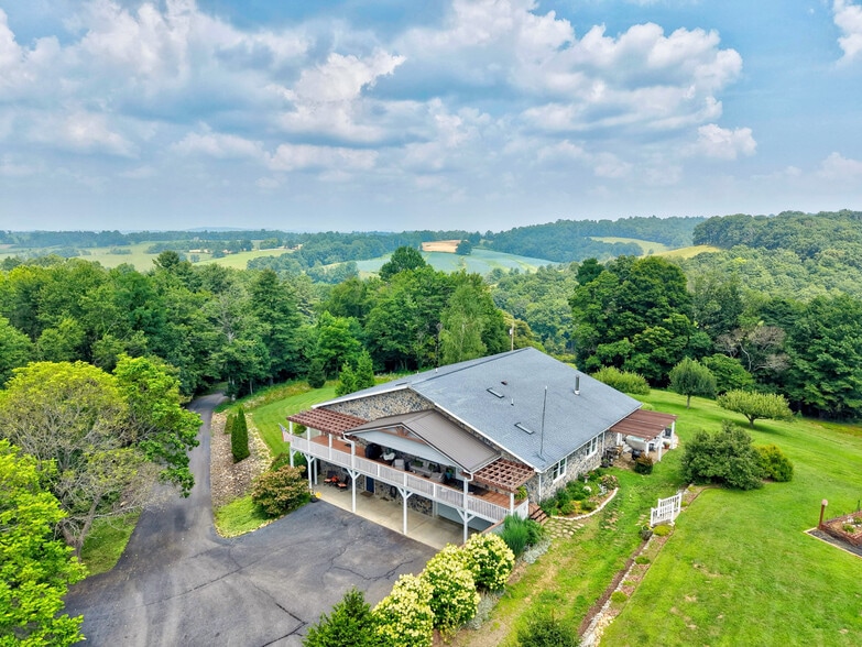 1661 Turner Spur Rd, Fancy Gap, VA for sale - Primary Photo - Image 1 of 84