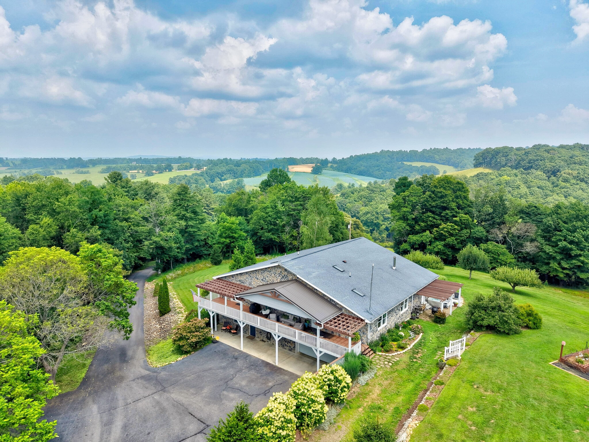 1661 Turner Spur Rd, Fancy Gap, VA for sale Primary Photo- Image 1 of 85