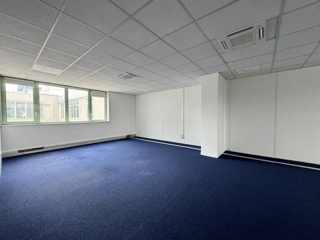 Office in Pantin for lease Primary Photo- Image 1 of 12