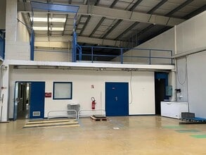 Flex in Franconville for lease Interior Photo- Image 2 of 2