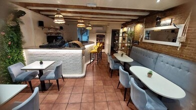 Retail in Barcelona, Barcelona for lease Interior Photo- Image 2 of 19