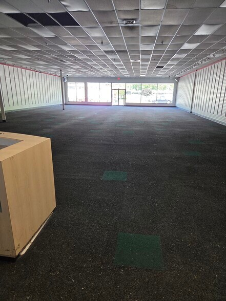 650 Wolcott St, Waterbury, CT à louer - Photo du bâtiment - Image 3 de 13