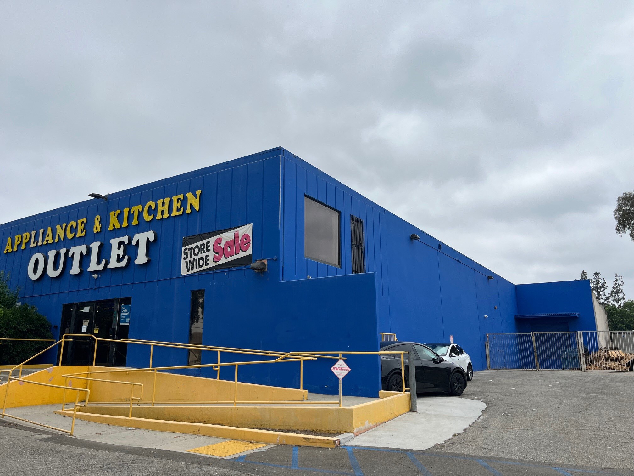 6415 De Soto Ave, Woodland Hills, CA for lease Building Photo- Image 1 of 2