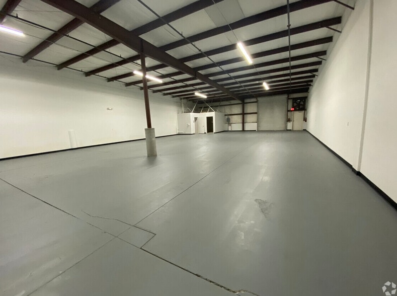 6557 Garden Rd, Riviera Beach, FL for lease - Building Photo - Image 1 of 23