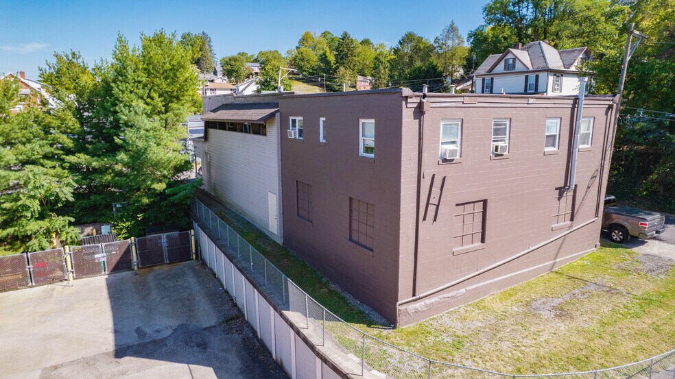 18 Cleveland Ave, Westover, WV à louer - Photo du bâtiment - Image 2 de 7