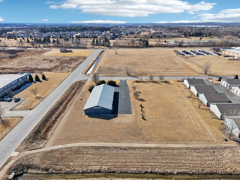 680 Enterprise Dr, Lake Mills, WI à louer - Photo du bâtiment - Image 3 de 87