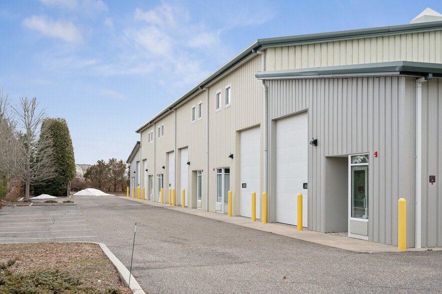 SOUTHAMPTON C/I INVESTMENTS portefeuille de 6 propriétés à vendre sur LoopNet.ca - Photo du bâtiment - Image 3 de 10