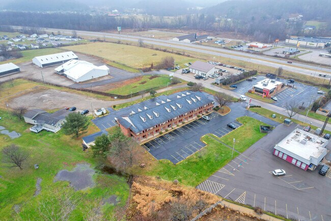 Plus de détails pour 111 W McCauley Dr, Uhrichsville, OH - Services hôteliers à vendre