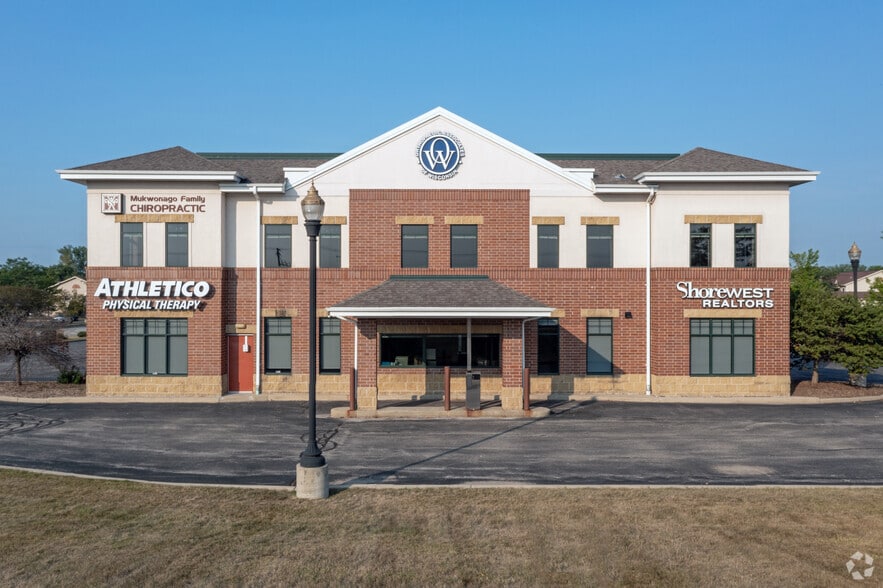 1231 S Rochester St, Mukwonago, WI à louer - Photo du bâtiment - Image 2 de 5