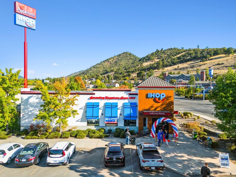 250 NE Agness Ave, Grants Pass, OR for sale - Building Photo - Image 2 of 12