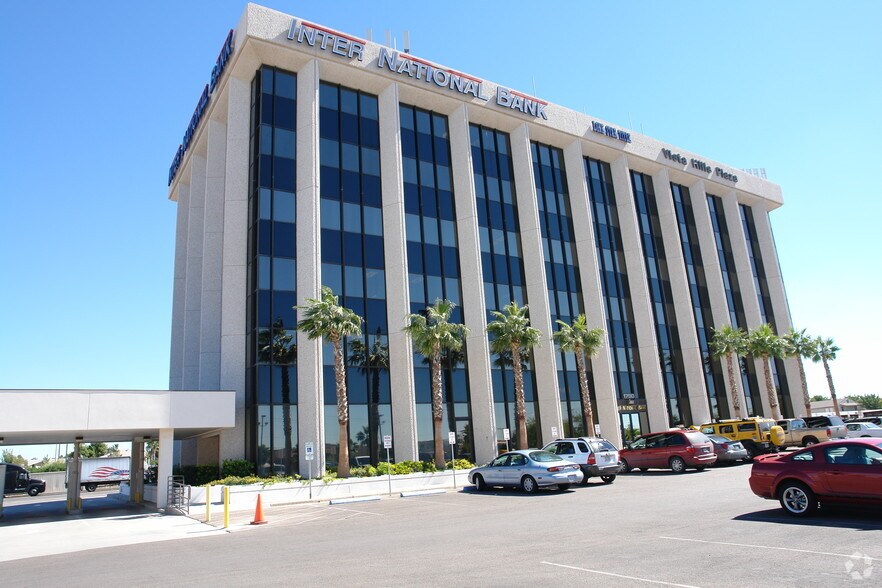 1790 N Lee Trevino Dr, El Paso, TX à louer - Photo du bâtiment - Image 2 de 10
