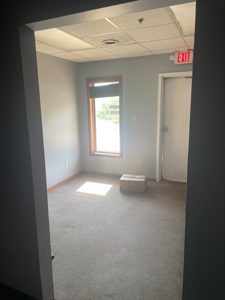 5635 Commerce St, Lansing, MI for lease - Building Photo - Image 2 of 20