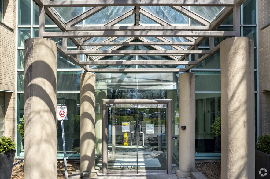 3190 Steeles Ave E, Markham, ON à louer - Photo du bâtiment - Image 3 de 4