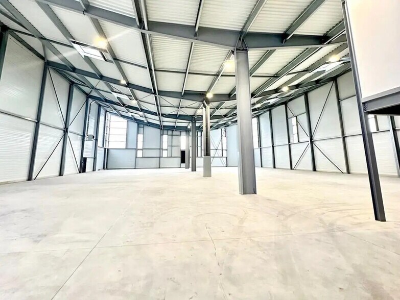 Flex in Limeil-Brévannes for lease - Building Photo - Image 1 of 11