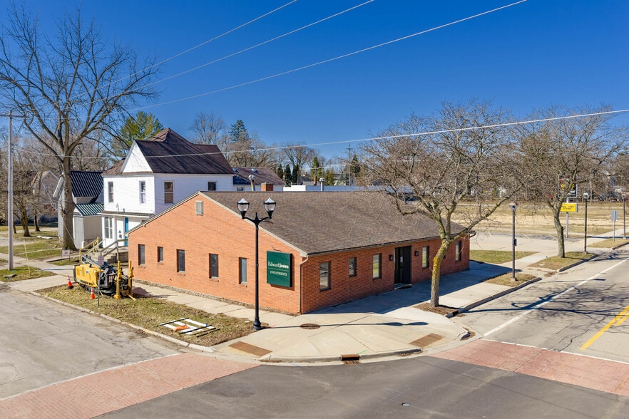 303 W Superior St, Alma, MI à vendre - Photo du bâtiment - Image 2 de 9
