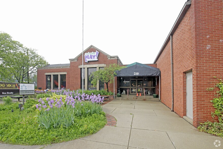 210 W University Dr, Rochester, MI à louer - Photo du bâtiment - Image 2 de 20
