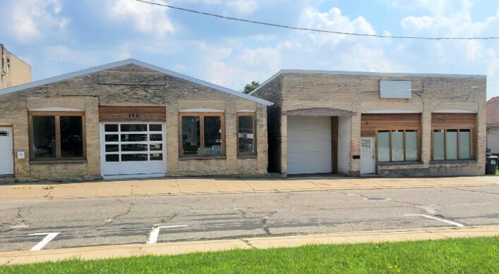 242 W Edgewater St, Portage, WI for sale - Primary Photo - Image 1 of 3