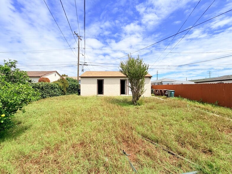 10846 S Manhattan Pl, Los Angeles, CA for sale - Building Photo - Image 3 of 7