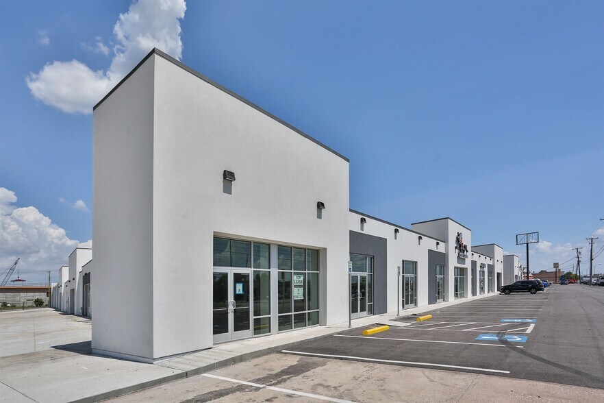 10850 Harry Hines Blvd, Dallas, TX à louer - Photo du bâtiment - Image 3 de 6