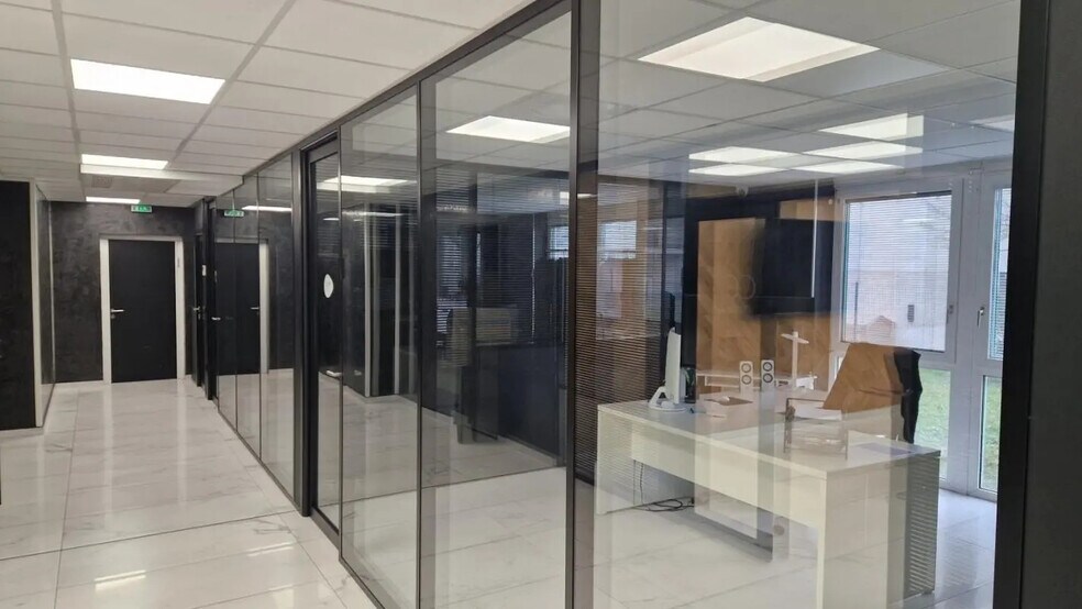 25 Rue Du 35Eme Regiment D'Aviation, Bron à louer - Photo du bâtiment - Image 2 de 14